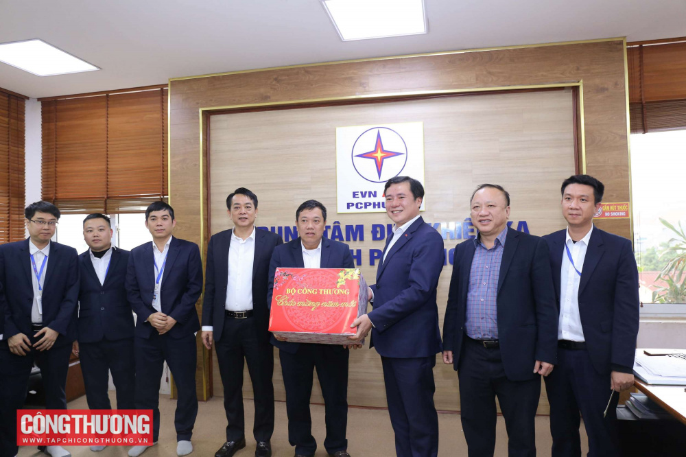 Thứ trưởng Bộ Công thương đã thăm và tặng quà cho CBCNV phòng Điều độ - CTĐL Phú Thọ