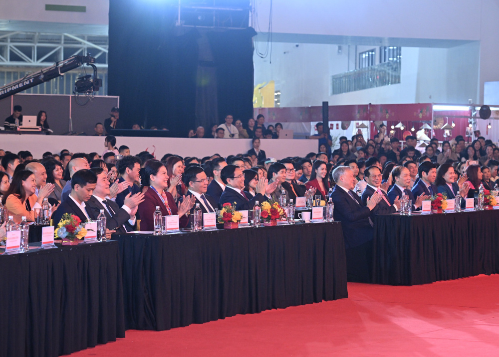 Thủ tướng: Chuyển đổi từ 'ưu tiên' sang 'tin yêu' và 'tự hào' khi dùng hàng Việt Nam