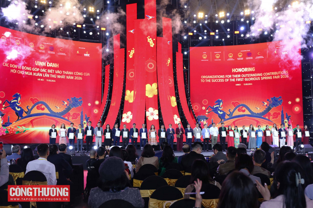 Thủ tướng: Chuyển đổi từ 'ưu tiên' sang 'tin yêu' và 'tự hào' khi dùng hàng Việt Nam