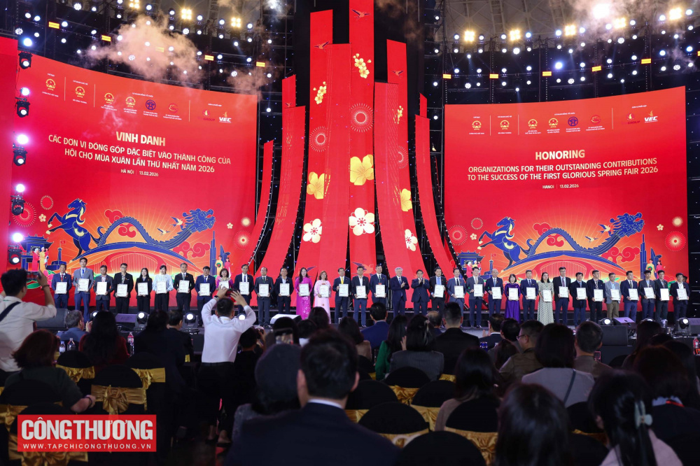 Thủ tướng: Chuyển đổi từ 'ưu tiên' sang 'tin yêu' và 'tự hào' khi dùng hàng Việt Nam