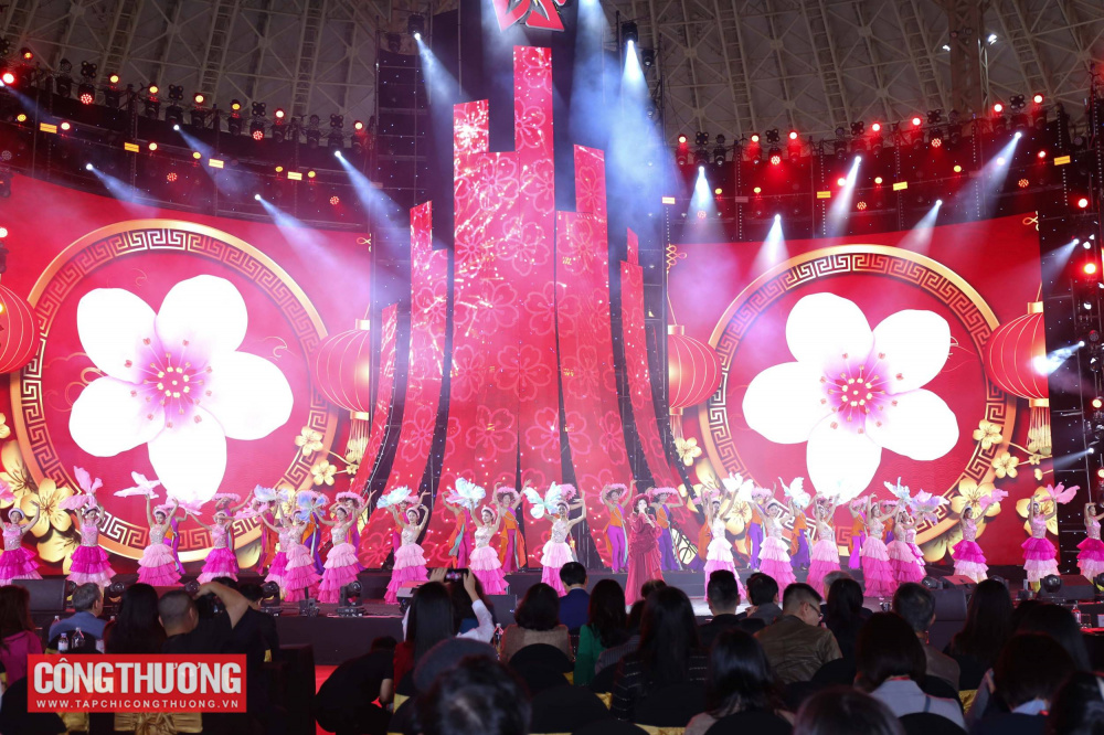 Thủ tướng: Chuyển đổi từ 'ưu tiên' sang 'tin yêu' và 'tự hào' khi dùng hàng Việt Nam