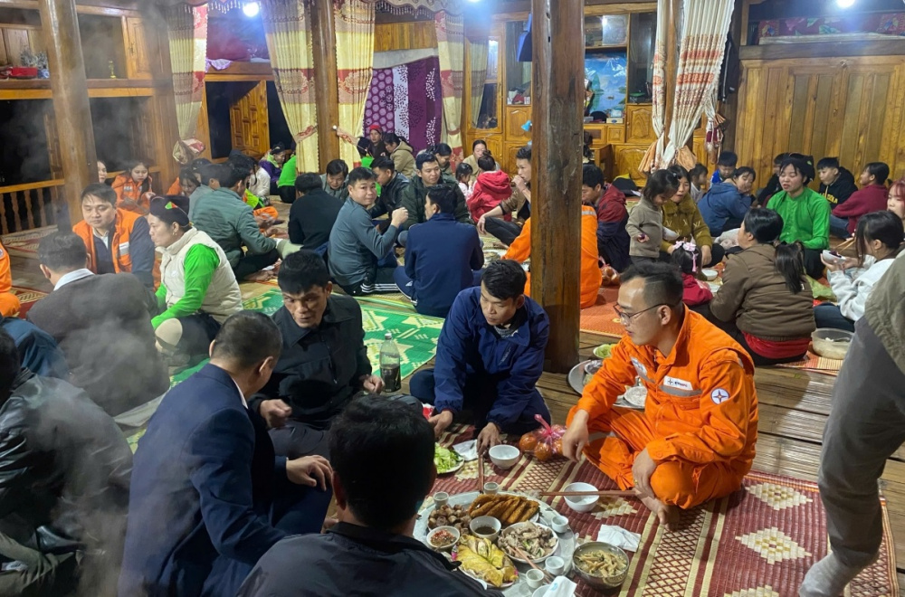 Dòng điện mùa Xuân thắp sáng bản Tày Thâm Pất