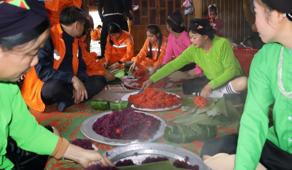 Dòng điện mùa Xuân thắp sáng bản Tày Thâm Pất