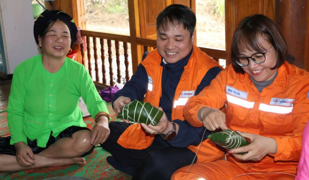 Dòng điện mùa Xuân thắp sáng bản Tày Thâm Pất