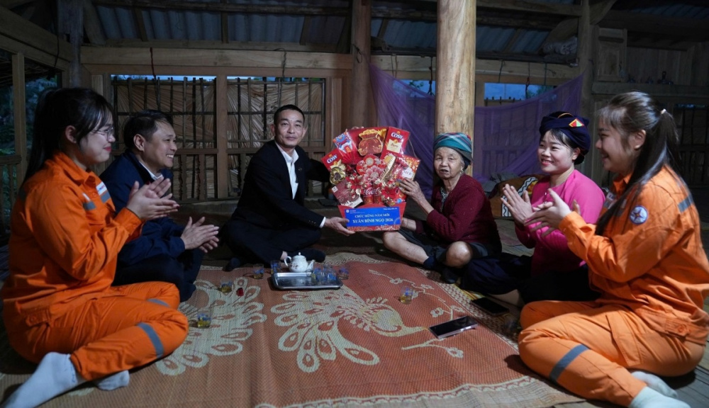 Dòng điện mùa Xuân thắp sáng bản Tày Thâm Pất