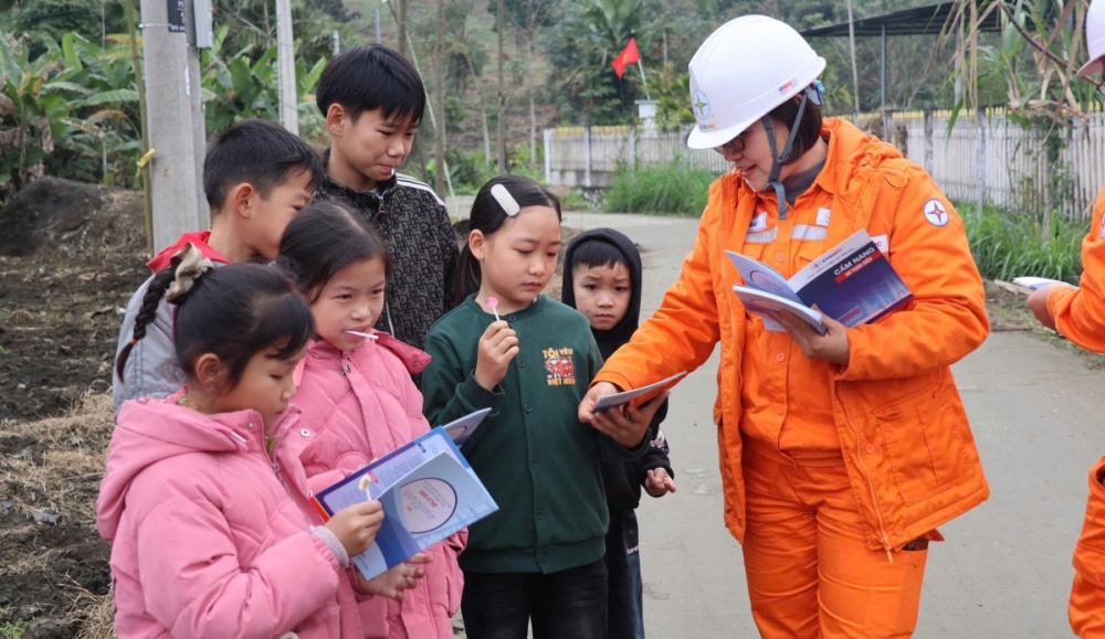 Dòng điện mùa Xuân thắp sáng bản Tày Thâm Pất