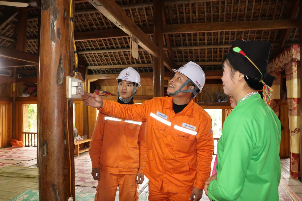 Thắp sáng Tết Nguyên đán Bính Ngọ - EVNNPC vững vàng giữ dòng điện