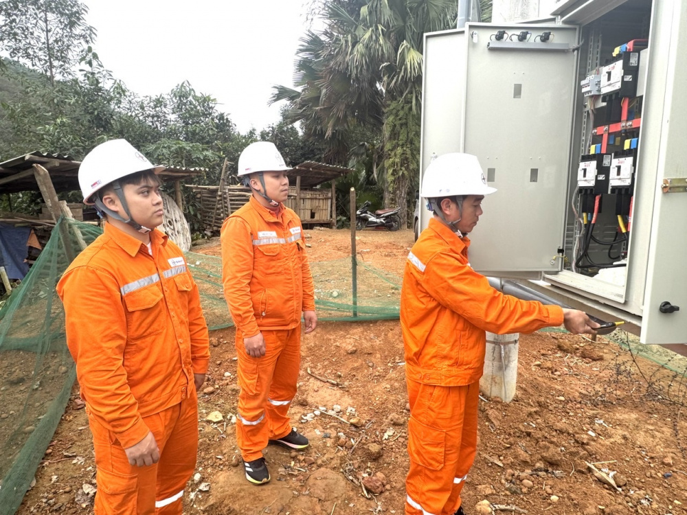 Thắp sáng Tết Nguyên đán Bính Ngọ - EVNNPC vững vàng giữ dòng điện