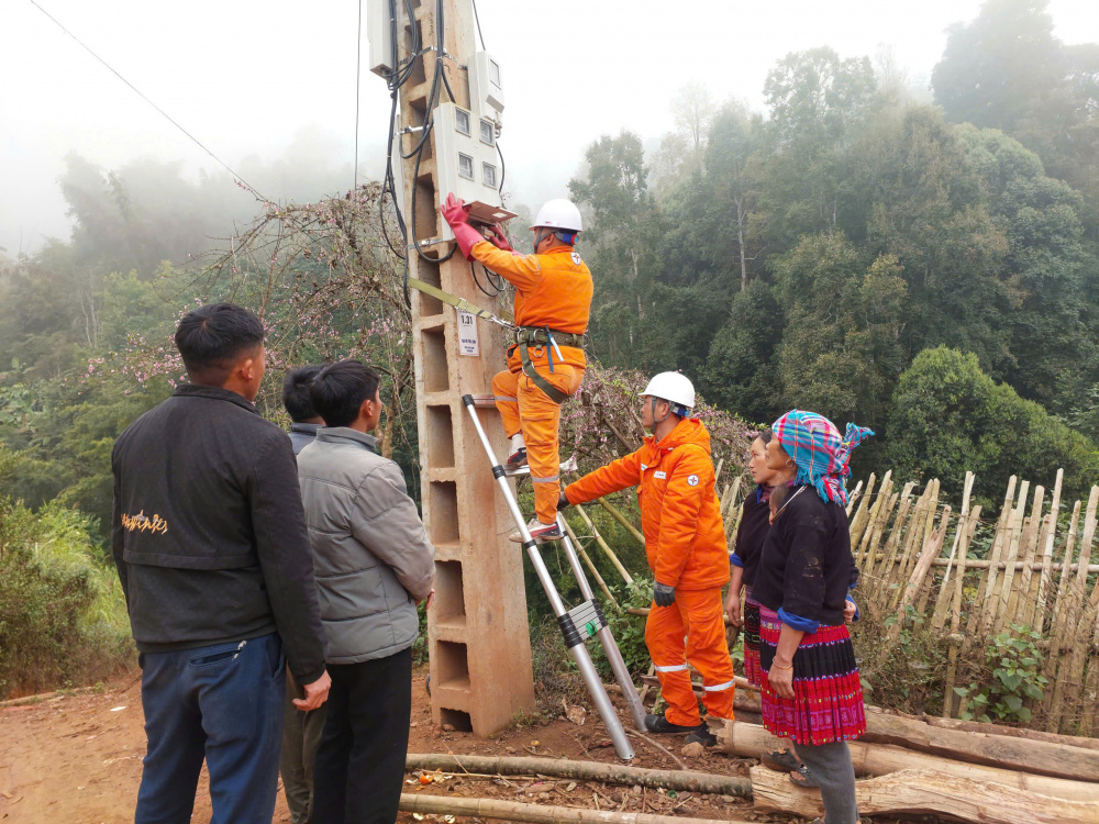 Thắp sáng Tết Nguyên đán Bính Ngọ - EVNNPC vững vàng giữ dòng điện