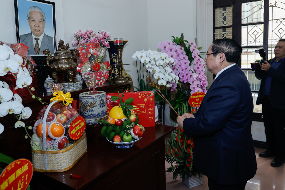 Thủ tướng Phạm Minh Chính thăm, chúc Tết nguyên lãnh đạo Đảng, Nhà nước và dâng hương tưởng nhớ các đồng chí cố lãnh đạo