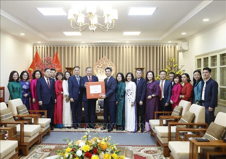 Tổng Bí thư Tô Lâm dâng hương tại Khu Di tích Hoàng thành Thăng Long và Di tích nhà 67- Ảnh 2.