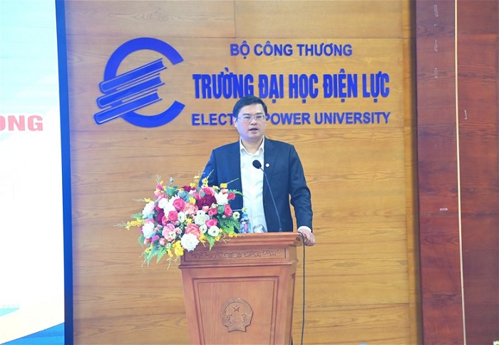 Ông Đặng Văn Huấn - Phó Vụ trưởng Vụ Giáo dục Đại học phát biểu khai mạc Tọa đàm.