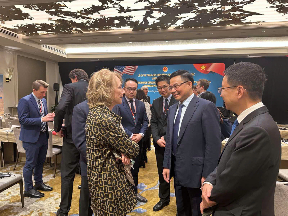 Quyền Bộ trưởng Bộ Công Thương Lê Mạnh Hùng trao đổi với bà Virginia Foote, Phó Chủ tịch Phòng thương mại Hoa Kỳ (AmCham) tại Việt Nam