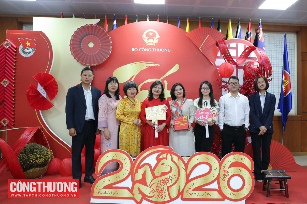 Ban Lãnh đạo Bộ Công Thương lì xì đầu năm cho đại diện các đơn vị trực thuộc Bộ