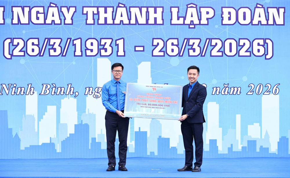 Trao Biển tượng trưng tặng 10 điểm phát sóng Wifi miễn phí trị giá 80 triệu đồng do Đoàn Thanh niên Tập đoàn Bưu chính Viễn thông Việt Nam (VNPT) thực hiện