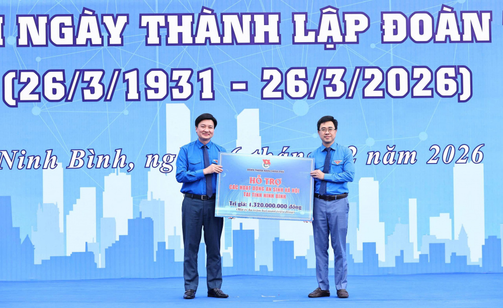 Trao Biển tượng trưng 1 tỷ 320 triệu đồng của Đoàn Thanh niên Chính phủ hỗ trợ các hoạt động an sinh xã hội tại tỉnh Ninh Bình
