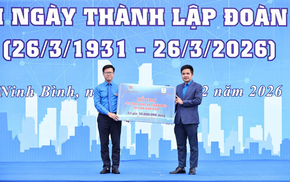 Trao tặng Biển tượng trưng 30 triệu đồng của Tập đoàn Xăng dầu Việt Nam dành cho các hoạt động an sinh xã hội tại tỉnh Ninh Bình