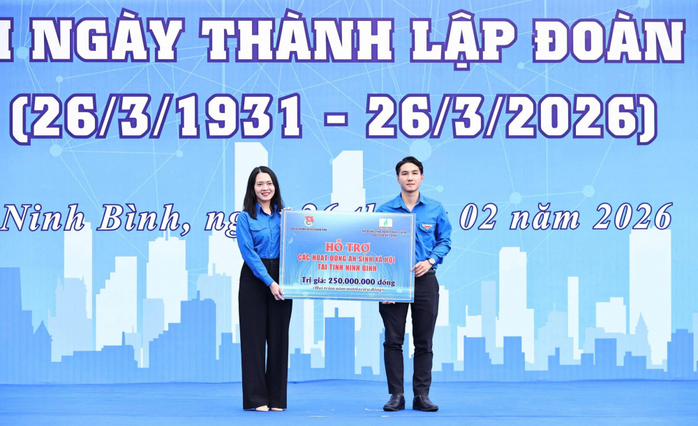 Trao tặng Biển tượng trưng 250 triệu đồng của Tập đoàn Công nghiệp - Năng lượng Quốc gia Việt Nam hỗ trợ các hoạt động an sinh xã hội tại tỉnh Ninh Bình