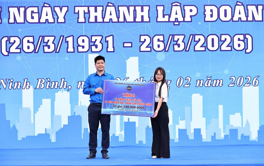 Trao Biển tượng trưng 10 công trình số hóa di tích lịch sử - danh lam thắng cảnh (trị giá 500 triệu đồng) của Viện Nghiên cứu Giải pháp chuyển đổi số (thuộc Liên hiệp các Hội Khoa học và Kỹ thuật Việt Nam) cho tỉnh Ninh Bình