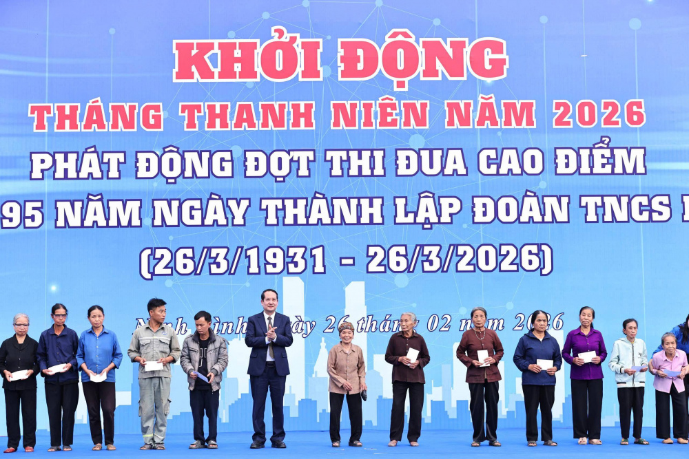 Đại diện Đảng ủy Chính phủ và Tỉnh ủy Ninh Bình trao quà tại buổi lễ