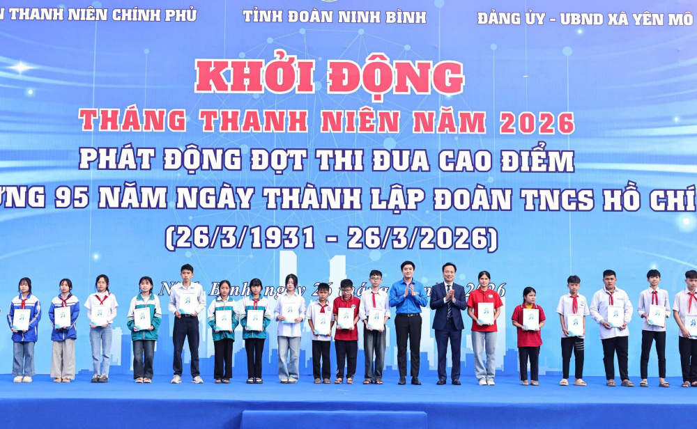 Đại diện Đảng ủy Chính phủ và Tỉnh ủy Ninh Bình trao quà tại buổi lễ