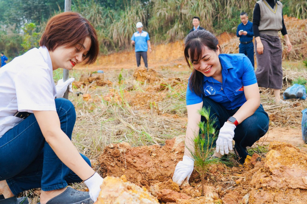 Tuổi trẻ VINAPACO ra quân trồng cây đầu Xuân Bính Ngọ 2026 tại khu vực xử lý nước thải Nhà máy Giấy  