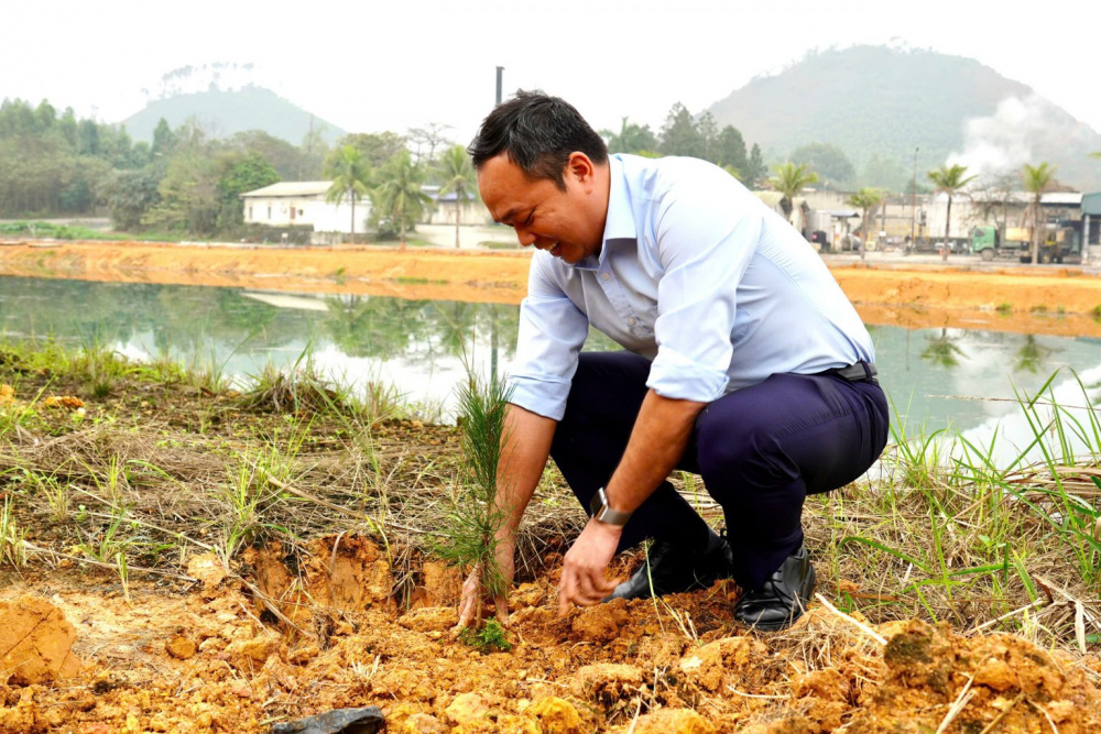 Tuổi trẻ VINAPACO ra quân trồng cây đầu Xuân Bính Ngọ 2026 tại khu vực xử lý nước thải Nhà máy Giấy  