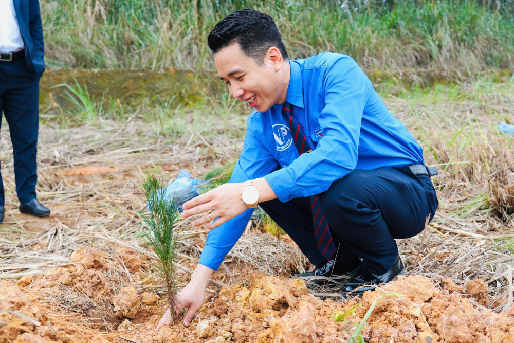 Tuổi trẻ VINAPACO ra quân trồng cây đầu Xuân Bính Ngọ 2026 tại khu vực xử lý nước thải Nhà máy Giấy  