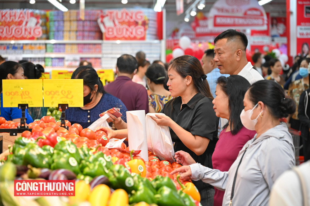 Tăng cường kiểm soát thị trường, chống mọi hiện tượng cạnh tranh không lành mạnh, chống nhập lậu, làm hàng giả, không bảo đảm các quy định về tiêu chuẩn, kỹ thuật, vệ sinh an toàn thực phẩm...