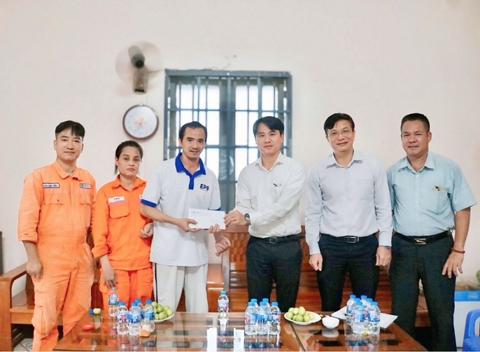 Lãnh đạo, Công đoàn EPS thăm hỏi gia đình anh Phạm Văn Thắng