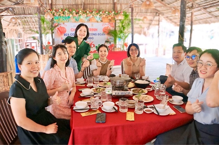 Không khí vui vẻ bữa cơm tất niên công đoàn