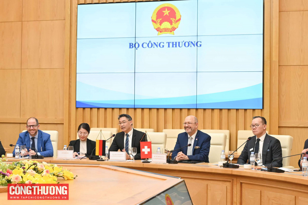 Thứ trưởng Nguyễn Hoàng Long tiếp Đoàn doanh nghiệp Thụy Sĩ - Châu Âu