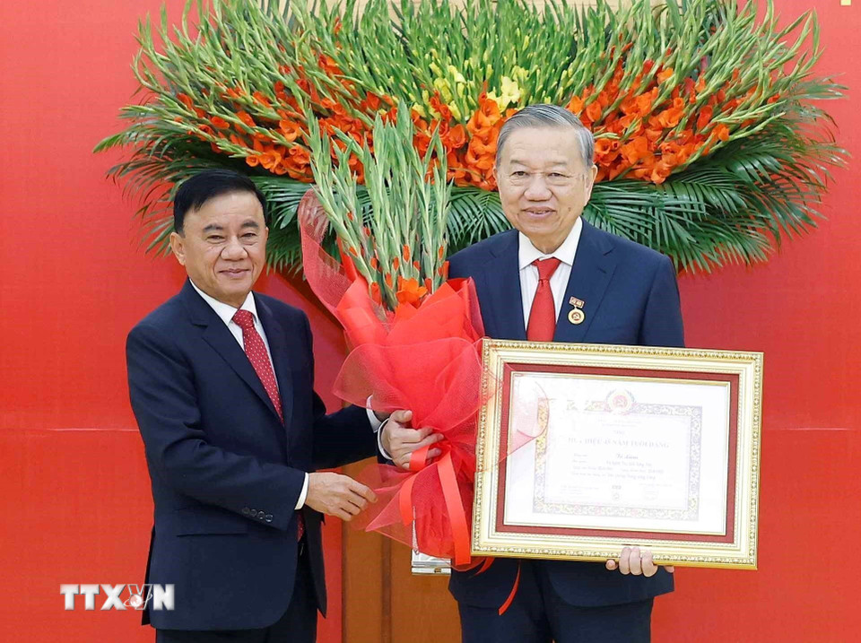 tổng bí thư huy hiệu đảng