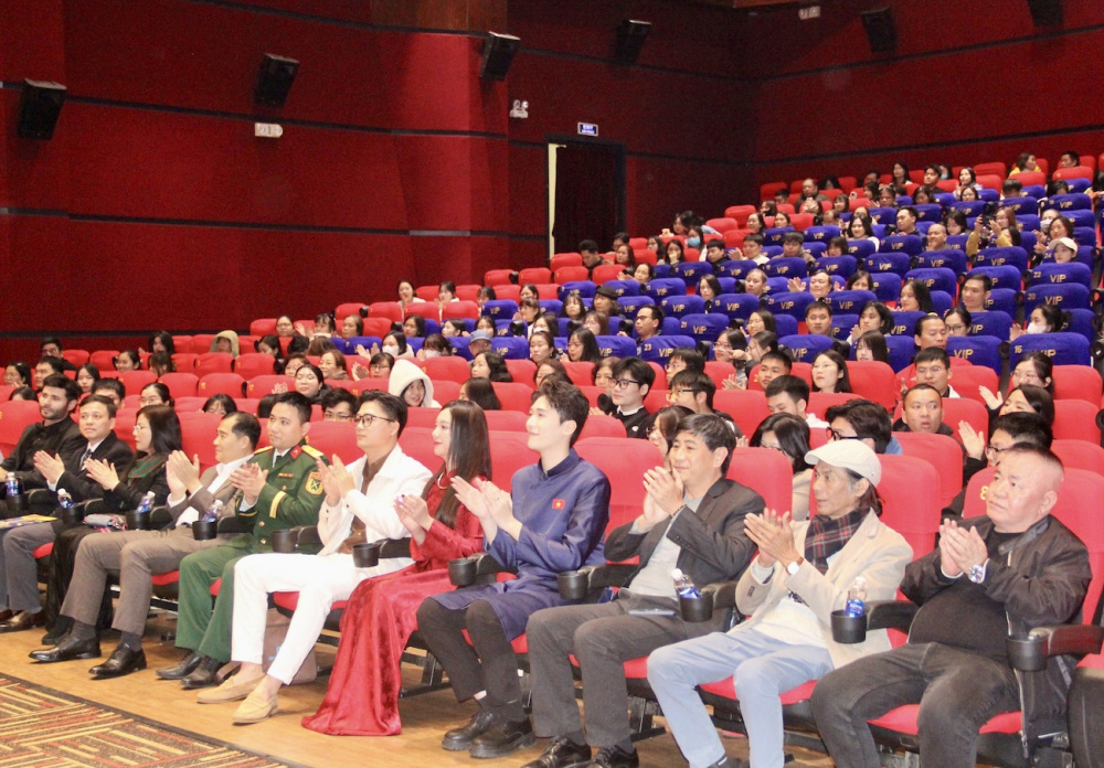 Các đại biểu và khán giả dự Lễ Khai mạc đợt phim Chào mừng thành công Đại hội Đảng lần thứ XIV, Kỷ niệm 96 năm Ngày thành lập Đảng Cộng sản Việt Nam