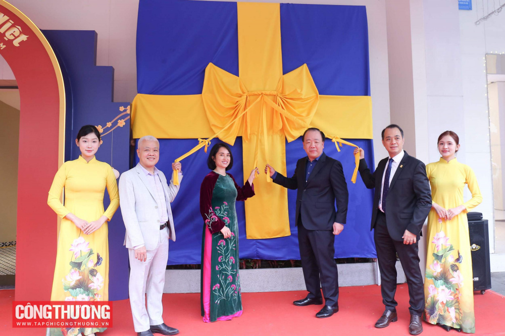 Khai trương không gian trưng bày, live stream "Sức sống Hàng Việt"