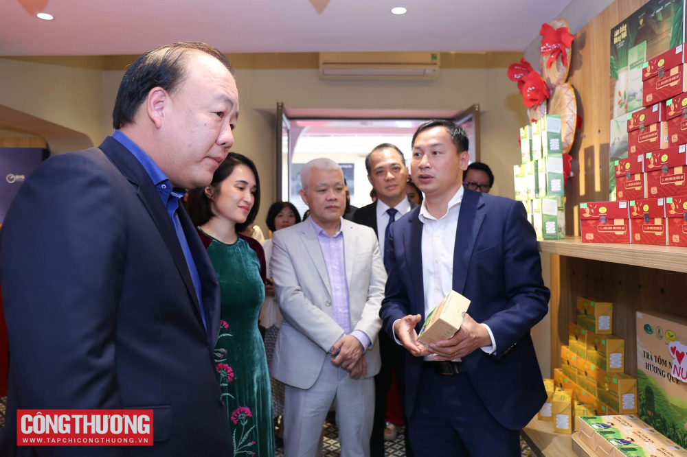 Khai trương không gian trưng bày, live stream "Sức sống Hàng Việt"