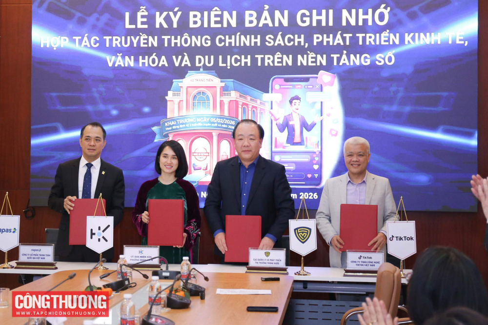 Khai trương không gian trưng bày, live stream "Sức sống Hàng Việt"