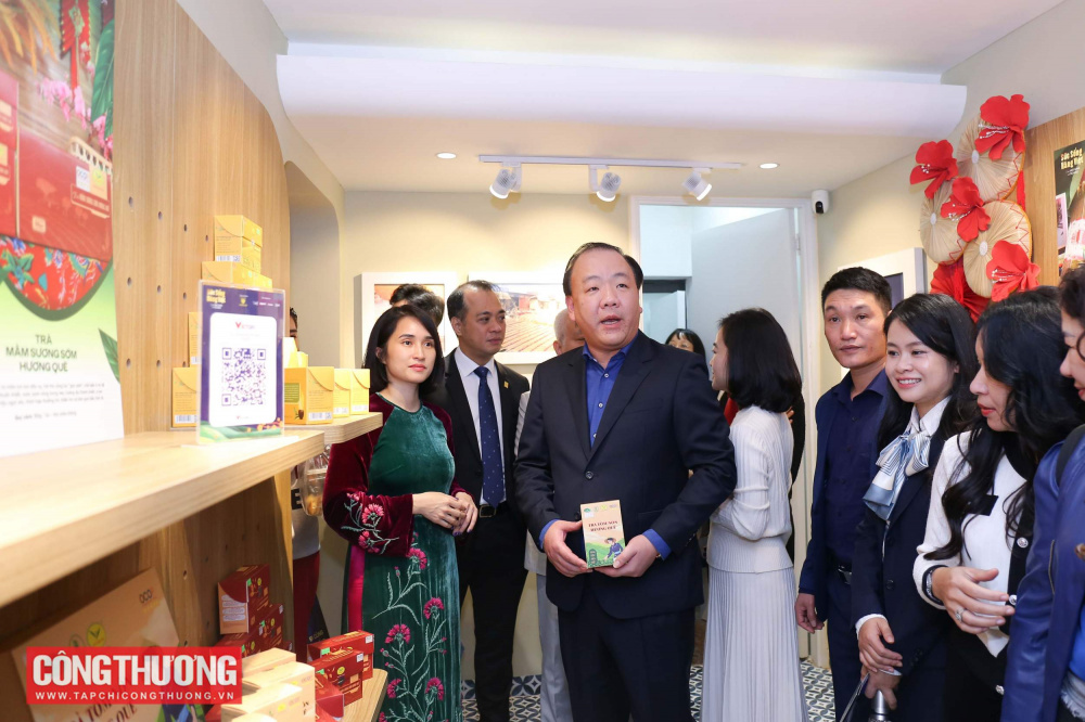 Khai trương không gian trưng bày, live stream "Sức sống Hàng Việt"