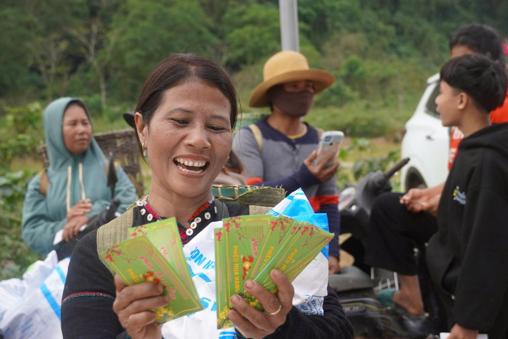 Hàng nghìn người dân háo hức được mua nhiều món hàng Tết và đồ dùng gia đình với giá 0 đồng.