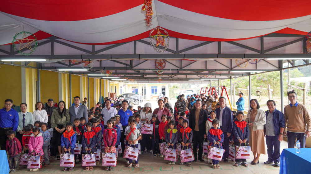 trao quà học sinh