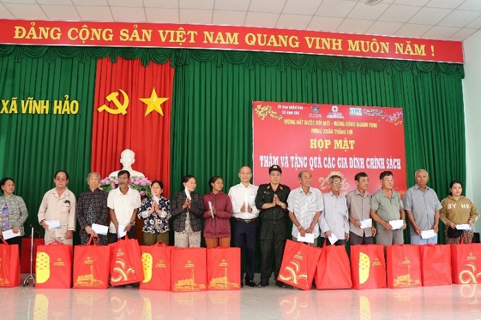 Trao quà Tết cho các gia đình chính sách xã Vĩnh Hảo nhân dịp Xuân Bính Ngọ 2026.