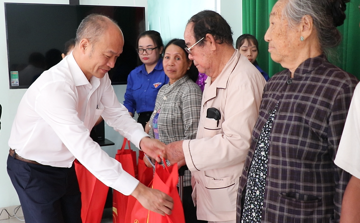 Ông Nguyễn Hữu Nam - Phó Giám đốc Công ty Nhiệt điện Vĩnh Tân trao quà cho các hộ gia đình tại xã Vĩnh Hảo.