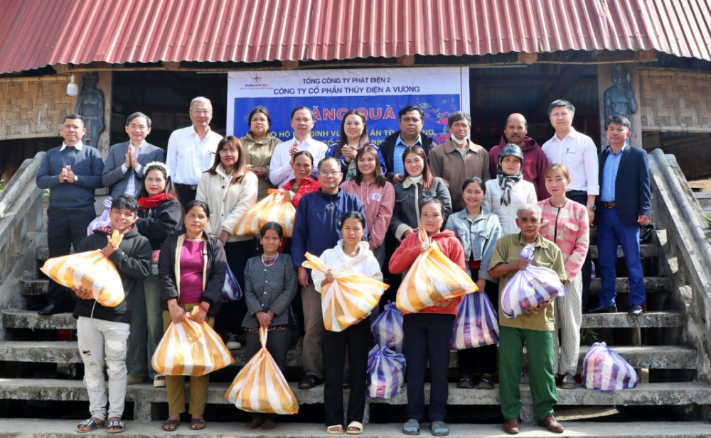 Thủy điện A Vương trao quà