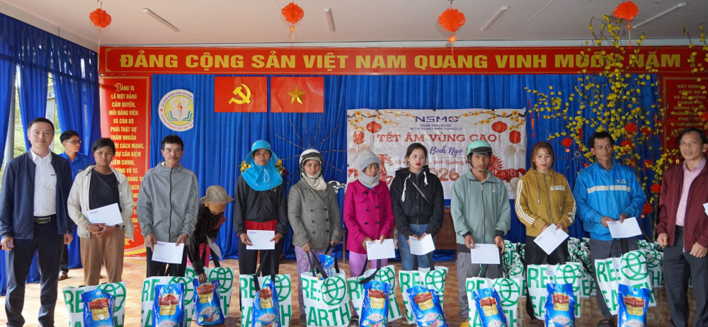 Đại diện Lãnh đạo CSO trao gửi quà Tết đến các gia đình có hoàn cảnh khó khăn tại xã Kon Plong, tỉnh Quảng Ngãi