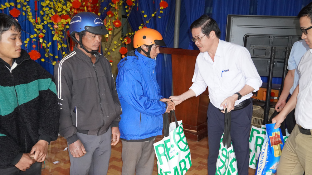 Đại diện lãnh đạo CSO trao gửi quà Tết đến các gia đình có hoàn cảnh khó khăn.