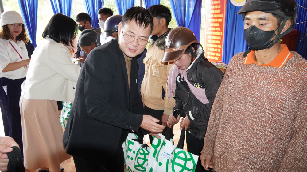 Đại diện lãnh đạo CSO trao gửi quà Tết đến các gia đình có hoàn cảnh khó khăn.