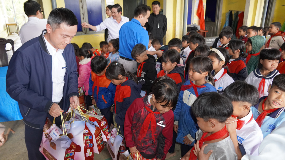 Đại diện lãnh đạo CSO trao gửi quà Tết đến các gia đình có hoàn cảnh khó khăn.