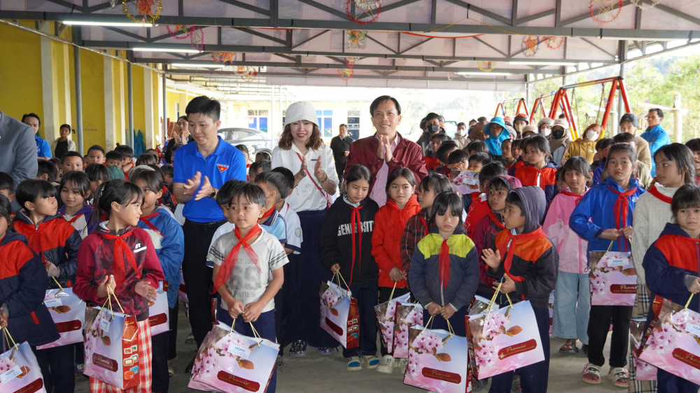 Một số hình ảnh đẹp tại buổi trao quà…