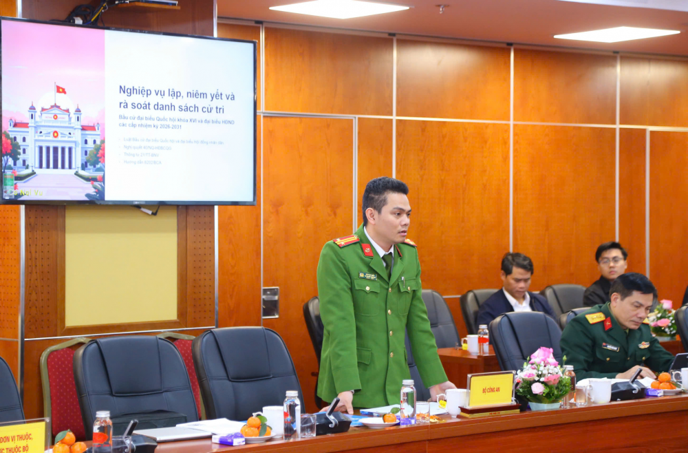 Đại diện Cục Cảnh sát quản lý hành chính về trật tự xã hội (Bộ Công an) trình bày chuyên đề “Việc lập, quản lý, rà soát và niêm yết danh sách cử tri gắn với việc khai thác, sử dụng Cơ sở dữ liệu quốc gia về dân cư trong quá trình chuẩn bị bầu cử”, ngày 04/2/202