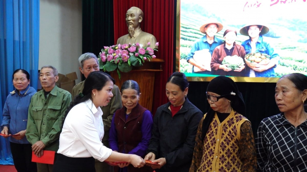 Đại diện Công ty Cổ phần Phân lân Ninh Bình trao tặng các phần quà tới bà con nông dân xã Phú Bình, tỉnh Thái Nguyên. Ảnh: Quang Linh.